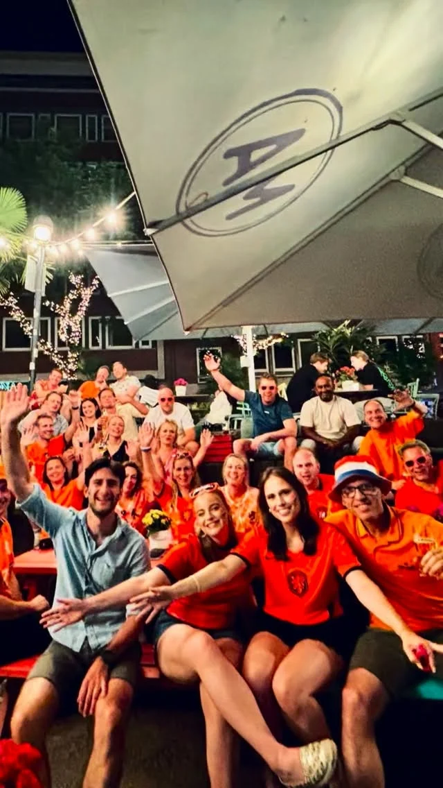 𝗡𝗮𝗰𝗵𝘁𝗷𝗲 𝘄𝗲𝗴 𝗻𝗮𝗮𝗿 𝗕𝗿𝗲𝗺𝗲𝗻 🇩🇪

Donderdag vertrokken we naar Bremen voor een gezellig bedrijfsuitje. Tijd voor een nachtje weg met team Subvention!

We trapten af met een rondleiding door de Mercedes-Benz fabriek, genoten daarna van een drankje op het terras en sloten de dag (eigenlijk nacht) natuurlijk af met het kijken van het Nederlands elftal. 🦁🧡

De volgende ochtend stapten we fris en fruitig (de één wat meer dan de ander 😉) op de fiets voor een leuke tour door Bremen. Daarna kregen we nog een interessante presentatie over Duitse subsidies.

Al met al was het weer een ontzettend geslaagd en gezellig uitje. Op naar de volgende! 🥳