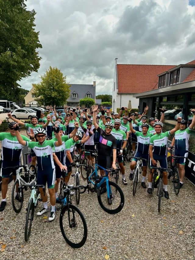 𝗗𝗲 𝟱𝗲 𝗲𝗱𝗶𝘁𝗶𝗲 𝘃𝗮𝗻 𝗱𝗲 𝗧𝗼𝘂𝗿 𝗱𝘂 𝗦𝘂𝗯𝘃𝗲𝗻𝘁𝗶𝗼𝗻! 🚴‍♀️

Vandaag stapten collega’s, klanten en relaties van Subvention op de fiets voor een sportieve én gezellige 𝗙𝗶𝗲𝘁𝘀𝗱𝗮𝗴 𝟮𝟬𝟮𝟲.

Het groen-blauwe peloton was goed zichtbaar op de Gelderse wegen en trotseerde onderweg een stevige wind.

Of je nu koos voor de route van 60, 80 of 100 kilometer, het was vooral een dag vol verbinding, beweging en plezier.

𝗕𝗲𝗸𝗶𝗷𝗸 𝗱𝗲 𝘃𝗶𝗱𝗲𝗼 𝘃𝗼𝗼𝗿 𝗲𝗲𝗻 𝗶𝗺𝗽𝗿𝗲𝘀𝘀𝗶𝗲 𝘃𝗮𝗻 𝗱𝗲𝘇𝗲 𝗴𝗲𝘀𝗹𝗮𝗮𝗴𝗱𝗲 𝗱𝗮𝗴!